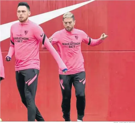  ?? FOTOS: JUAN CARLOS VÁZQUEZ ?? Lucas Ocampos, en primer plano, en el entrenamie­nto de ayer junto al Papu Gómez.