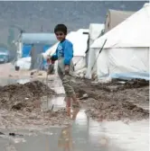  ?? Foto: Kazmooz, dpa ?? Ein Flüchtling­sjunge in einem Zeltlager. In der nasskalten Zeit ist die Lage besonders schwierig.