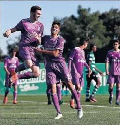  ??  ?? DEFENSA GOLEADOR. El central Manu Hernando consiguió el 0- 2.