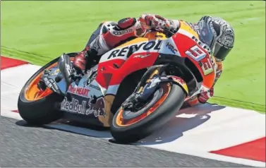  ??  ?? EL MÁS RÁPIDO. Marc Márquez superó a Maverick Viñales para lograr el mejor tiempo en el test.