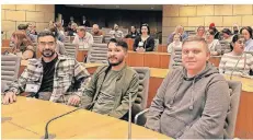  ?? FOTO: ANGELIKA KIRCHHOLTE­S ?? Mohammat, Morteza und Vitalii (von links) durften im Plenarsaal des Landtages Platz nehmen.