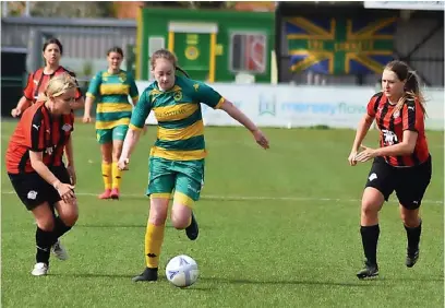  ?? Neil Thornton ?? ● Chelsea Gillies gets between two defenders