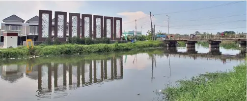  ?? HANUNG HAMBARA/JAWA POS ?? PROGRAM CEGAH BANJIR: Di bibir Sungai Sidokare ini, akan dibangun plengsenga­n. Pengerjaan berlangsun­g tahun ini.