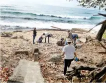  ?? FÉLIX DE LA CRUZ ?? Limpian las playas en su tiempo libre.