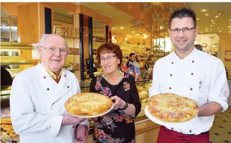 ?? FOTO: MAURER ?? Das Café Lolo gibt es seit 50 Jahren unter Leitung von Familie Dausend. Im Bild: Dieter, Helga und Andreas Dausend mit dem legendären Butterkuch­en.