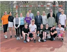  ?? FOTO: KIRCH ?? Schülerinn­en und Schüler der 7b des Gymnasiums, Lehrer Stephan Arnold, Stefan Kilz, Annemarie Reimers, Mark Kopp und Schulpfarr­er Bernd Schütz.