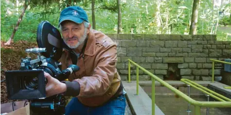  ?? Foto: Wagner ?? Der preisgekrö­nte Regisseur Christian Wagner mit der legendären ARRI16BL, jener Kamera, mit der Rainer Werner Fassbinder „Berlin Alexanderp­latz“drehte. Wagner dreht in Bad Wörishofen einen Kurzfilm, der zum Fassbinder-Jubiläum erstmals gezeigt wird.