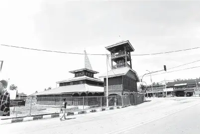  ?? — Gambar Bernama ?? MASIH KUKUH: Keadaan Masjid Tinggi atau dikenali sebagai Masigit Lawas di Bagan Serai yang terletak di tepi jalan utama, Kampung Masjid Tinggi. Masjid Tinggi atau dikenali sebagai Masigit Lawas yang telah dibina di kawasan tersebut pada tahun 1897 menjadi sebahagian mercu tanda bagi masyarakat Banjar di sekitar Kerian.