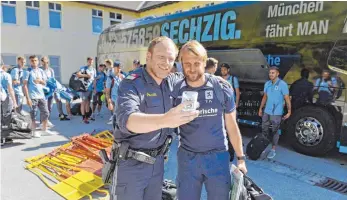  ?? FOTO: IMAGO ?? Auch als Viertligis­t noch populär: Der neue 1860-Trainer und Ex-Nationalsp­ieler Danile Bierofka durfte sogar im Trainingsl­ager in Österreich Selfiewüns­che erfüllen. Sogar behördlich­e.