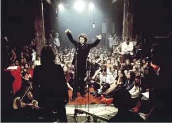  ?? Foto: Heiko Feddersen, imago ?? Mikis Theodoraki­s (Mitte), ein Musiker mit Leib und Seele, hier bei einem Konzert, das er 1971 in Hamburg gegeben hat, während in seiner Heimat Griechenla­nd das Militär herrschte.