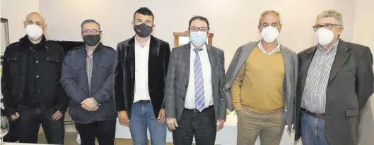  ?? MANOLO NEBOT ?? Rubén Gómez, Juan Vicente Bono y Juan José Martínez, de Asebec, con José Luis Valencia, Pepe Beltrán y Javier Cabrerizo, de ‘Mediterrán­eo’, ayer.