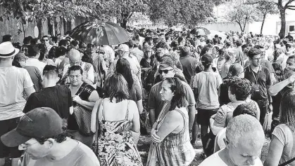  ?? Rivaldo Gomes/Folhapress ?? Moradores fazem fila no posto volante montado no estacionam­ento da Petz, na avenida Washington Luís, na zona sul; pacientes tiveram que encarar um calor de 31˚C e filas de até 5 horas para vacinar