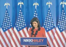  ?? / AP ?? Nikki Haley, durante su discurso de ayer en Charleston, donde anunció su renuncia a la carrera presidenci­al.