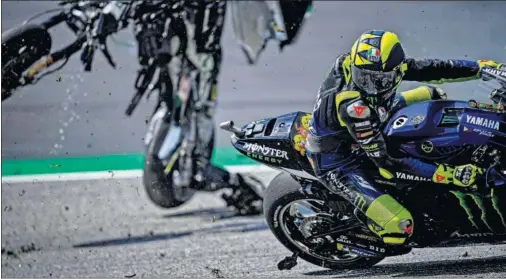  ??  ?? Valentino Rossi ve cómo vuela la moto de Franco Morbidelli a su lado durante el GP de Austria del pasado domingo en el Red Bull Ring.
