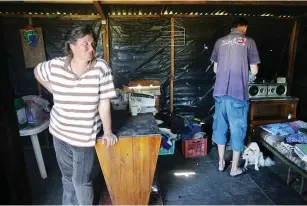  ?? PICTURE: THOMAS HOLDER ?? STRUGGLING: There are a number of families, predominan­tly white and coloured, that live on Klein Acker Farm in Kraaifonte­in as squatters.