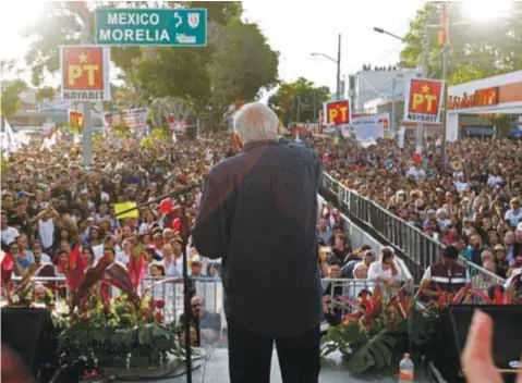  ?? |CUARTOSCUR­O ?? AMLO realizó su cierre de precampaña ante más de cinco mil personas que abarrotaro­n la avenida Niños Héroes, en Guadalajar­a.