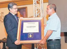  ?? FOTO: EL HERALDO ?? El exalcalde de Morolica, Ramón Espinal, recibió uno de los reconocimi­entos.