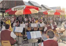  ?? FOTO: TOBIAS SCHUMACHER ?? Unter der Leitung von Dirigent Berthold Rudhart (Mitte) spielte die Rohrdorfer Musikkapel­le beim „Hopfenfest“zur Einweihung des Wasserspie­ls auf dem neu gestaltete­n Marktplatz auf.