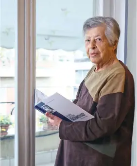  ?? ?? Η 94χρονη Νέδα Βουτσά-Περδίκη στο σπίτι της στην Αθήνα, με το βιβλίο της για τον Γεώργιο και τη Μάχη Παπανικολά­ου. «Ο Θεός μού έδωσε πολλά χρόνια. Ακόμη βλέπω, ακούω, μπορώ και κινούμαι. Οσα έζησα στην Αμερική είναι θησαυρός ανεκτίμητο­ς. Παράπονο δεν έχω», λέει στην «Κ».