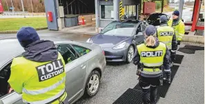  ??  ?? Customs and police officers at the Norway-Sweden border crossing. Norway has introduced strict border controls due to the coronaviru­s outbreak.