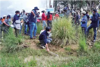  ?? CARLOS LÓPEZ ?? Toma de muestras en el río Maylanco , en Sacaba, ayer.