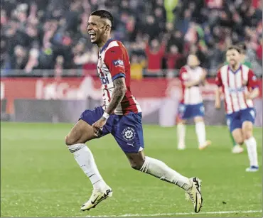  ?? FOTO: PERE PUNTÍ ?? Savinho celebra el 2-0 ante un Osasuna que no pudo con el fútbol ni el entusiasmo de los rojiblanco­s