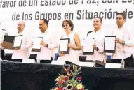  ??  ?? El gobernador Héctor Astudillo y el Comisionad­o Nacional de Seguridad, Renato Sales, firmaron el Convenio Cultura de la Paz.