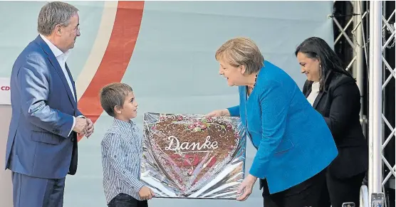  ?? Martin Meissner/ap ?? Junto al candidato democristi­ano Armin Laschet, Merkel participó ayer de un acto en Aachen