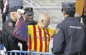  ?? EFE / PAOLO AGUILAR ?? La policía inspeccion­a a un aficionado antes de entrar en el estadio.