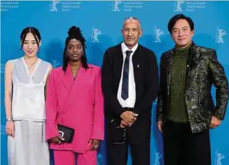  ?? ?? Wu Ke-Xi, Nina Mélo, Abderrahma­ne Sissako und Chang Han posieren beim Fotocall zu „Black Tea“während der Filmfestsp­iele in Berlin am 21. Februar 2024.