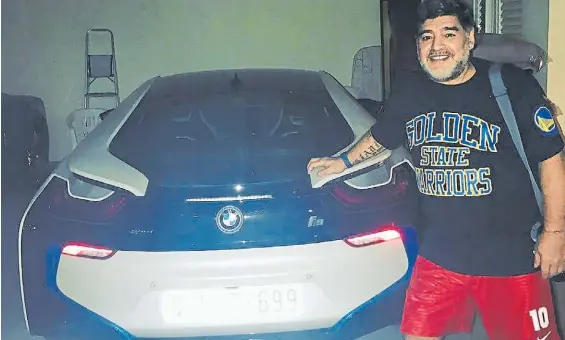  ??  ?? Los autos caros, una de sus debilidade­s. Maradona tenía varios autos de alta gama, dos de ellos (un BMW y un Rolls Royce) quedaron en Dubai.