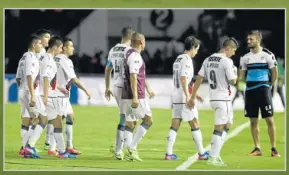  ??  ?? La plantilla rojiblanca sale cabizbaja del campo tras dejar ir el triunfo.