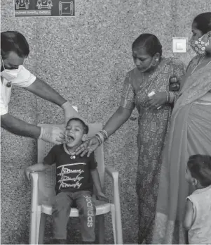  ?? FOTO: AP ?? > Toman muestra a niño para prueba de covid-19 en Hyderabad, India.