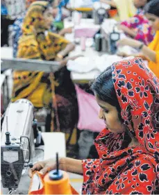  ?? FOTO: IMAGO ?? Näherin in einer Textilfabr­ik in Dhaka in Bangladesc­h: „Die Kernarbeit­snormen wie das Verbot der Kinder- und Zwangsarbe­it gelten weltweit.“