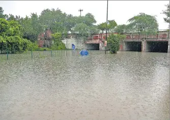  ?? SANCHIT KHANNA/HT PHOTO ?? The waterlogge­d underpass at Pul Prahladpur after heavy rain on Monday. A man drowned in the flood water at the underpass, police said. It is one of the 20 underpasse­s across the city that are inundated every year during monsoon.