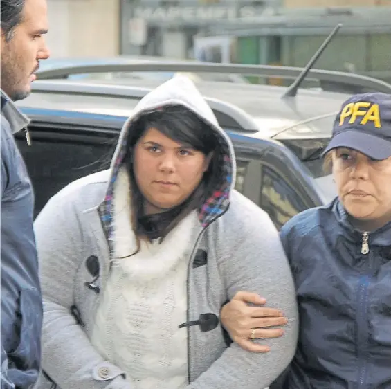  ?? ARCHIVO ?? Traslado. La Policía Federal custodia a Julieta Estefanía Bonanno, la abogada detenida por el crimen de Rodrigo Naged Ramírez y su hijo.