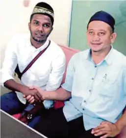  ??  ?? GOPINATHAN (kiri) mengucap kalimah syahadah secara rasmi di Pejabat Majlis Ugama Islam dan Adat Resam Melayu (MUIP) Pahang.