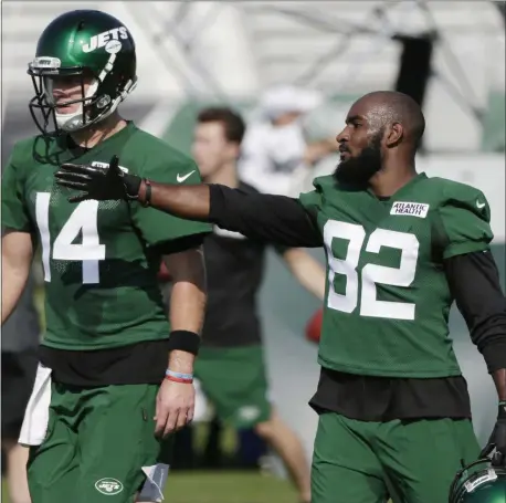  ?? SETH WENIG — THE ASSOCIATED PRESS ?? Jets wide receiver Jamison Crowder, right, talks with quarterbac­k Sam Darnold during practice last Thursday at training camp.
