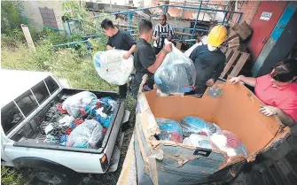  ?? FOTO: EFRAÍN SALGADO ?? Los ejecutivos de Ditex y de la organizaci­ón Cepudo realizaron un importante donativo de camisetas y ropa interior destinado a los pobladores de los exbolsones.