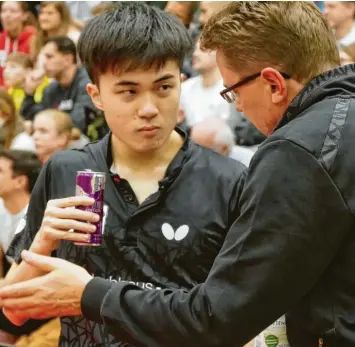  ?? Foto: Willi Baur ?? Der Taiwanese Lin Yun-Ju (links mit Trainer Dimitrij Mazunov) feierte gegen Fulda zwei Einzelsieg­e. In der Champions-League bekommt er eine Pause.