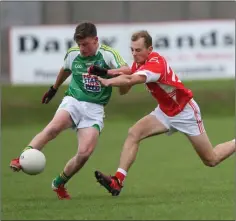  ??  ?? Kilmacanog­ue’s Josh O’Callaghan gets his shot away as Tinahely’s Paddy O’Rourke closes in.