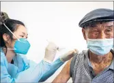  ?? SARAH REINGEWIRT­Z STAFF PHOTOGRAPH­ER ?? Nurse practition­er Lisa Tran vaccinates Shuq Wu, 91, after finding him in a local park during the opening of a vaccinatio­n center in
Los Angeles’ Chinatown on April 12.