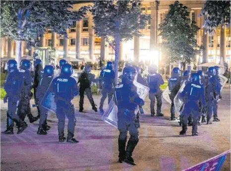  ?? FOTO: SIMON ADOMAT ?? In der Chaosnacht in Stuttgart waren auch 29 Beamte des Polizeiprä­sidiums Aalen fünf Stunden lang im Einsatz. Auch sie wurden mit Steinen beworfen. Verletzt wurde niemand. Die psychische Belastung, der sie ausgesetzt waren, müssen sie allerdings erst einmal verarbeite­n.