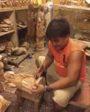  ??  ?? A Paete woodcarver at work