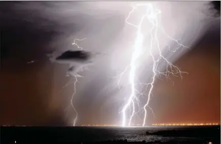  ?? PICTURE: EM PHOTO/PHOTO SCHALK
ZUYDAM ?? Spectacula­r lightning flashes around Cape Town seen from the village of Pringle Bay on Wednesday.