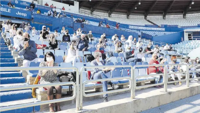  ?? ÁNGEL DE CASTRO ?? Un sector de La Romareda, con espectador­es distribuid­os en la grada para presenciar el encuentro entre el Deportivo Aragón y el Barbastro el pasado domingo. ((
