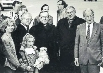  ??  ?? Sarah Seiters (mit Puppe) im November 1990 auf dem Flughafen Frankfurt. Ihr Vater Rudolf Seiters (hinter ihr) und ihre Mutter (l.) begrüßen mit Willy Brandt (r.), Walter Wallmann (M.) und Hermann Scheer Rückkehrer aus dem Irak.