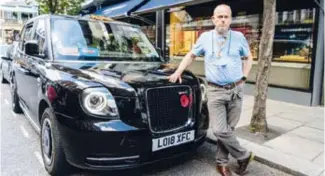  ??  ?? Le chauffeur Barry Ivens devant son taxi, le 27 mai 2021 à Londres