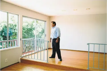  ?? Photos by Paul Chinn / The Chronicle ?? Above: Bob Vernon walks through a single-family home in the Diamond Heights neighborho­od in San Francisco on a tour for brokers. Below: Marsha Williams and Judson Gregory also check out the home.