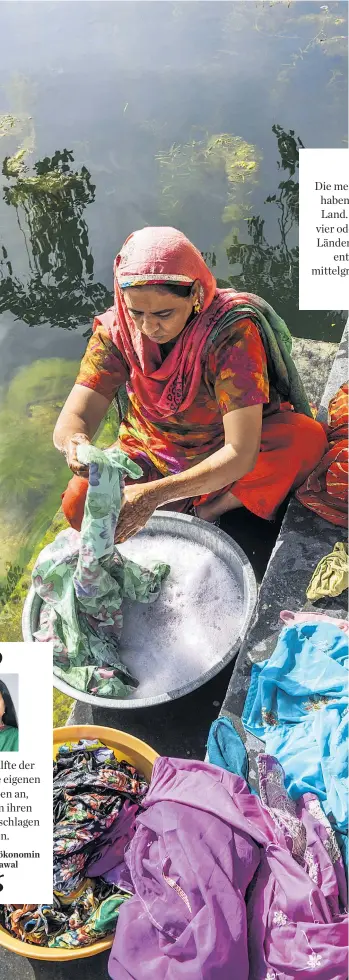  ??  ?? „Für die meisten Frauen ist das Leben hart. Es bedeutet, viel zu arbeiten oft, ohne bezahlt zu werden“, sagt Bina Argawal. Ihre Studien zeigen: Wenn mehr Frauen in Indien Grund besitzen, bringt das mehr Produktivi­tät, weniger häusliche Gewalt und...